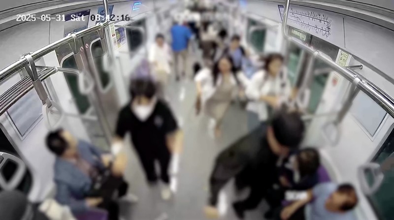 Sebuah rekaman kamera pengawasan yang dirilis oleh Kantor Kejaksaan Distrik Selatan Seoul pada Selasa (25/6) memperlihatkan detik-detik mengerikan saat seorang pria menyalakan api di dalam gerbong kereta bawah tanah yang penuh sesak di Seoul pada 31 Mei lalu. Sebuah rekaman kamera pengawasan yang dirilis oleh Kantor Kejaksaan Distrik Selatan Seoul pada Selasa (25/6) memperlihatkan detik-detik mengerikan saat seorang pria menyalakan api di dalam gerbong kereta bawah tanah yang penuh sesak di Seoul pada 31 Mei lalu. (Tangkapan Layar Video Reuters/)