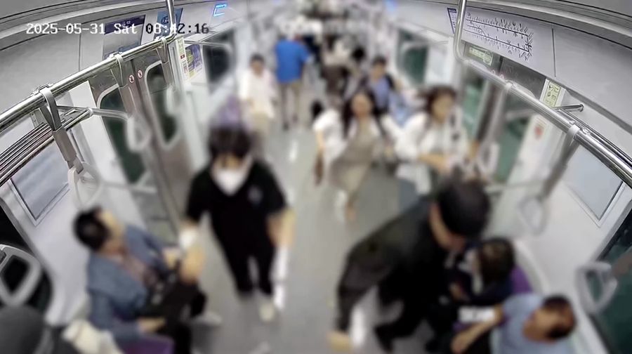 Sebuah rekaman kamera pengawasan yang dirilis oleh Kantor Kejaksaan Distrik Selatan Seoul pada Selasa (25/6) memperlihatkan detik-detik mengerikan saat seorang pria menyalakan api di dalam gerbong kereta bawah tanah yang penuh sesak di Seoul pada 31 Mei lalu. (Tangkapan Layar Video Reuters/)