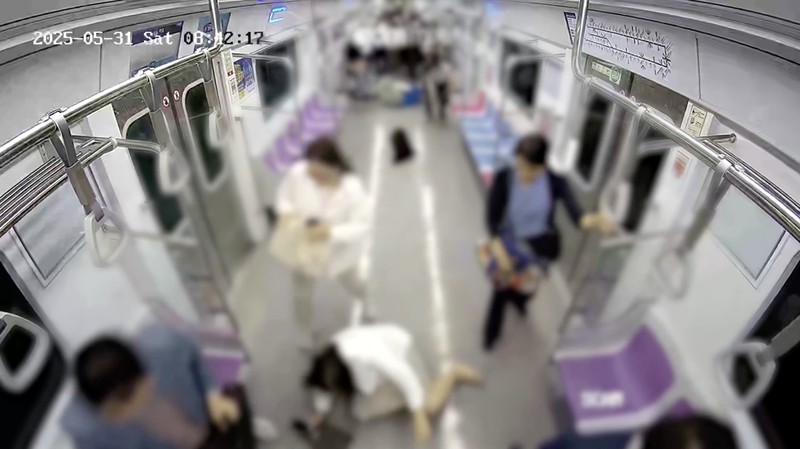 Sebuah rekaman kamera pengawasan yang dirilis oleh Kantor Kejaksaan Distrik Selatan Seoul pada Selasa (25/6) memperlihatkan detik-detik mengerikan saat seorang pria menyalakan api di dalam gerbong kereta bawah tanah yang penuh sesak di Seoul pada 31 Mei lalu. (Tangkapan Layar Video Reuters/)