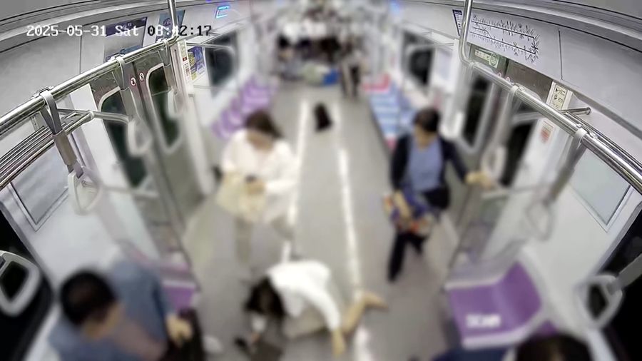 Sebuah rekaman kamera pengawasan yang dirilis oleh Kantor Kejaksaan Distrik Selatan Seoul pada Selasa (25/6) memperlihatkan detik-detik mengerikan saat seorang pria menyalakan api di dalam gerbong kereta bawah tanah yang penuh sesak di Seoul pada 31 Mei lalu. Sebuah rekaman kamera pengawasan yang dirilis oleh Kantor Kejaksaan Distrik Selatan Seoul pada Selasa (25/6) memperlihatkan detik-detik mengerikan saat seorang pria menyalakan api di dalam gerbong kereta bawah tanah yang penuh sesak di Seoul pada 31 Mei lalu. (Tangkapan Layar Video Reuters/)