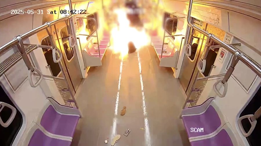 Sebuah rekaman kamera pengawasan yang dirilis oleh Kantor Kejaksaan Distrik Selatan Seoul pada Selasa (25/6) memperlihatkan detik-detik mengerikan saat seorang pria menyalakan api di dalam gerbong kereta bawah tanah yang penuh sesak di Seoul pada 31 Mei lalu. Sebuah rekaman kamera pengawasan yang dirilis oleh Kantor Kejaksaan Distrik Selatan Seoul pada Selasa (25/6) memperlihatkan detik-detik mengerikan saat seorang pria menyalakan api di dalam gerbong kereta bawah tanah yang penuh sesak di Seoul pada 31 Mei lalu. (Tangkapan Layar Video Reuters/)