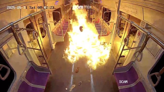 Potret Kepanikan Saat Kereta Penuh Penumpang Dibakar di Seoul
