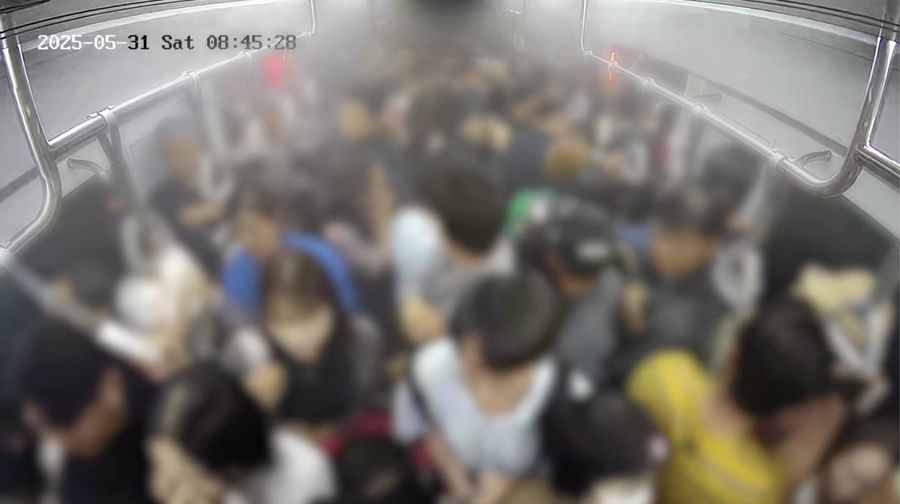 Sebuah rekaman kamera pengawasan yang dirilis oleh Kantor Kejaksaan Distrik Selatan Seoul pada Selasa (25/6) memperlihatkan detik-detik mengerikan saat seorang pria menyalakan api di dalam gerbong kereta bawah tanah yang penuh sesak di Seoul pada 31 Mei lalu. Sebuah rekaman kamera pengawasan yang dirilis oleh Kantor Kejaksaan Distrik Selatan Seoul pada Selasa (25/6) memperlihatkan detik-detik mengerikan saat seorang pria menyalakan api di dalam gerbong kereta bawah tanah yang penuh sesak di Seoul pada 31 Mei lalu. (Tangkapan Layar Video Reuters/)