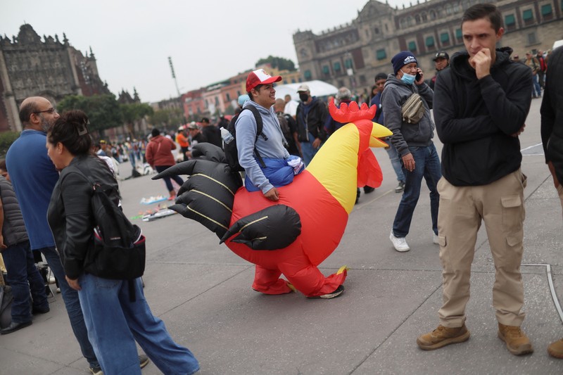 Ratusan orang turun ke jalan di Mexico City pada Kamis (26/6/2025) untuk menyuarakan dukungan terhadap praktik tradisional seperti adu banteng dan adu ayam. Aksi ini digelar sebagai respons terhadap kebijakan baru yang dinilai mengancam keberlangsungan tradisi tersebut. Ratusan orang turun ke jalan di Mexico City pada Kamis (26/6/2025) untuk menyuarakan dukungan terhadap praktik tradisional seperti adu banteng dan adu ayam. Aksi ini digelar sebagai respons terhadap kebijakan baru yang dinilai mengancam keberlangsungan tradisi tersebut. (Tangkapan Layar Video Reuters/)