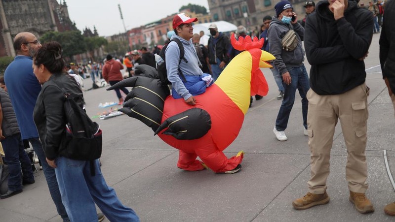 Ratusan orang turun ke jalan di Mexico City pada Kamis (26/6/2025) untuk menyuarakan dukungan terhadap praktik tradisional seperti adu banteng dan adu ayam. Aksi ini digelar sebagai respons terhadap kebijakan baru yang dinilai mengancam keberlangsungan tradisi tersebut. (Tangkapan Layar Video Reuters/)
