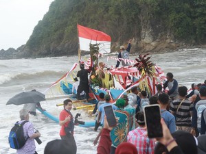 Petik Laut Lampon, Tradisi Ungkapan Syukur Nelayan Banyuwangi