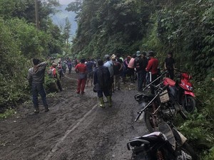 Jalan Penghubung 5 Desa di Pinrang Rusak Parah, Warga Patungan Perbaiki