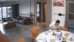 Yang Penting Kenyang! Bocah Sempat Balik Buat Makan Nasi Saat Gempa
