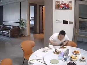 Yang Penting Kenyang! Bocah Sempat Balik Buat Makan Nasi Saat Gempa
