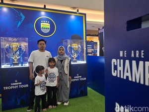 Warisi Cinta Persib, Aep Ajak Anak Foto Trofi Juara