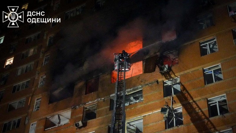 Akibat serangan pesawat nirawak Rusia di Odesa, Ukraina, Sabtu (28/6/2025). (Handout via REUTERS)