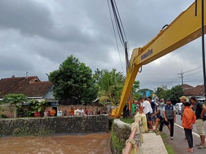 Debit Air Sungai Meningkat, Pemkab Banyuwangi Siagakan Alat Berat