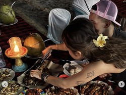 Jennifer Coppen dan Justin Hubner Pesta Seafood Jimbaran, Lauknya Semeja! Jennifer Coppen dan Justin Hubner Pesta Seafood Jimbaran, Lauknya Semeja!