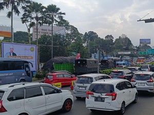 Simpang Gadog Padat, One Way Arah Puncak Bogor Diberlakukan