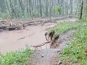 Anak di Banyuwangi Hilang Terseret Longsor Sungai Saat Dibonceng Ayah