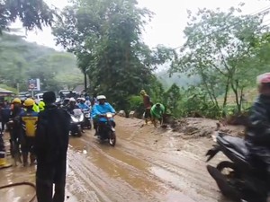 Sempat Tertimbun Longsor, Jalur Tasik-Garut Sudah bisa Dilintasi