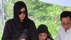 Video: Suasana Pemakaman Ibunda Mita The Virgin