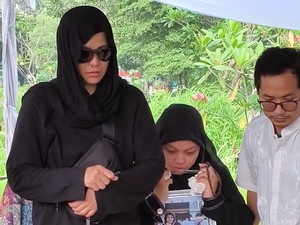Video: Suasana Pemakaman Ibunda Mita The Virgin