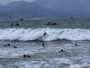 Pantai Cikembang: Dari Sarang Ular Jadi Surga Surfing di Sukabumi