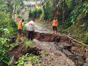 Jalan Desa di Lumbung Ciamis Putus Akibat Longsor, 2 Pemotor Terluka