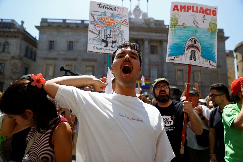 Protes terhadap rencana perluasan bandara di Barcelona, Spanyol, Sabtu (28/6/2025). (REUTERS/Bruna Casas) Protes terhadap rencana perluasan bandara di Barcelona, Spanyol, Sabtu (28/6/2025). (REUTERS/Bruna Casas)
