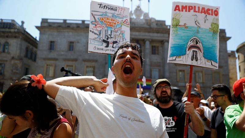 Protes terhadap rencana perluasan bandara di Barcelona, Spanyol, Sabtu (28/6/2025). (REUTERS/Bruna Casas)