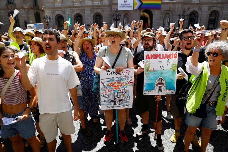 Protes terhadap rencana perluasan bandara di Barcelona, Spanyol, Sabtu (28/6/2025). (REUTERS/Bruna Casas) Protes terhadap rencana perluasan bandara di Barcelona, Spanyol, Sabtu (28/6/2025). (REUTERS/Bruna Casas)