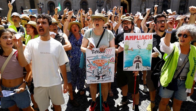 Protes terhadap rencana perluasan bandara di Barcelona, Spanyol, Sabtu (28/6/2025). (REUTERS/Bruna Casas)