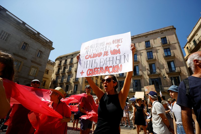 Protes terhadap rencana perluasan bandara di Barcelona, Spanyol, Sabtu (28/6/2025). (REUTERS/Bruna Casas)