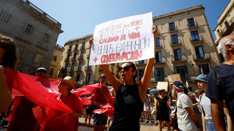 Protes terhadap rencana perluasan bandara di Barcelona, Spanyol, Sabtu (28/6/2025). (REUTERS/Bruna Casas)