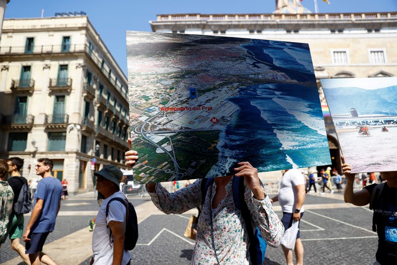 Protes terhadap rencana perluasan bandara di Barcelona, Spanyol, Sabtu (28/6/2025). (REUTERS/Bruna Casas) Protes terhadap rencana perluasan bandara di Barcelona, Spanyol, Sabtu (28/6/2025). (REUTERS/Bruna Casas)
