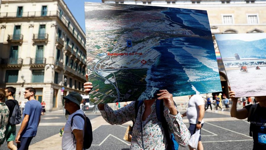 Protes terhadap rencana perluasan bandara di Barcelona, Spanyol, Sabtu (28/6/2025). (REUTERS/Bruna Casas)