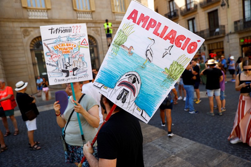 Protes terhadap rencana perluasan bandara di Barcelona, Spanyol, Sabtu (28/6/2025). (REUTERS/Bruna Casas) Protes terhadap rencana perluasan bandara di Barcelona, Spanyol, Sabtu (28/6/2025). (REUTERS/Bruna Casas)