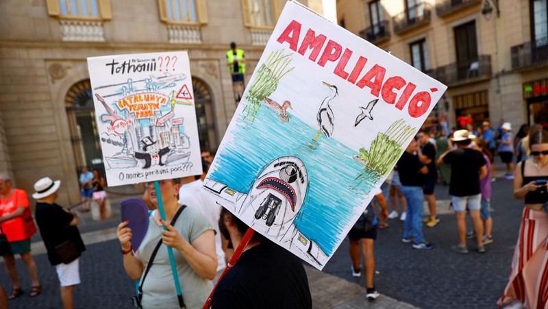Protes terhadap rencana perluasan bandara di Barcelona, Spanyol, Sabtu (28/6/2025). (REUTERS/Bruna Casas)