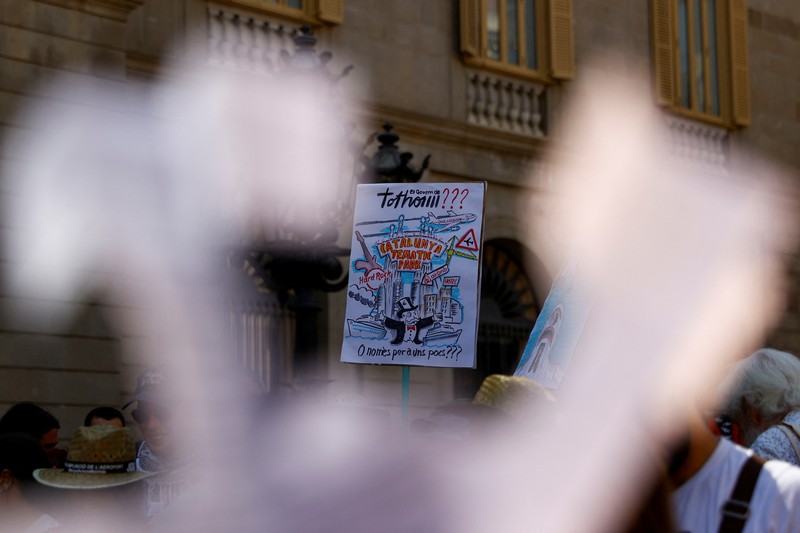 Protes terhadap rencana perluasan bandara di Barcelona, Spanyol, Sabtu (28/6/2025). (REUTERS/Bruna Casas) Protes terhadap rencana perluasan bandara di Barcelona, Spanyol, Sabtu (28/6/2025). (REUTERS/Bruna Casas)