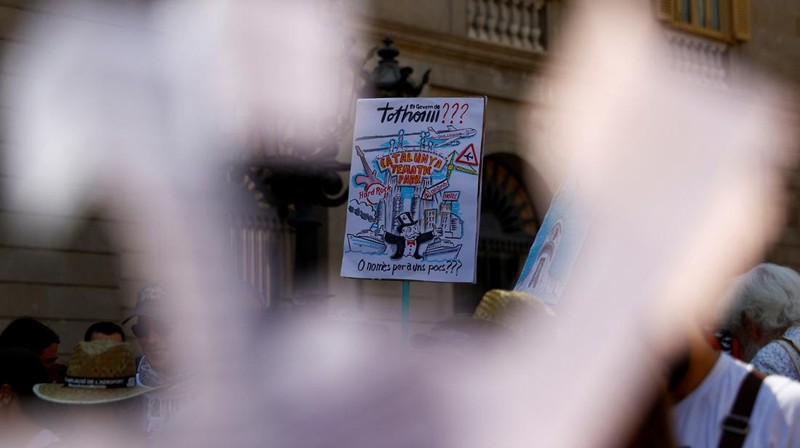 Protes terhadap rencana perluasan bandara di Barcelona, Spanyol, Sabtu (28/6/2025). (REUTERS/Bruna Casas)