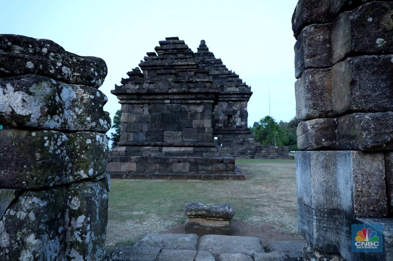 Sejumlah pengunjung mengabadikan situs warisan budaya Jogja di kawasan Dusun Groyokan, Desa Sambirejo, Kecamatan Prambanan, Kabupaten Sleman, Daerah Istimewa Yogyakarta, Jumat (27/6/2025). (CNBC Indonesia/Tri Susilo) Sejumlah pengunjung mengabadikan situs warisan budaya Jogja di kawasan Dusun Groyokan, Desa Sambirejo, Kecamatan Prambanan, Kabupaten Sleman, Daerah Istimewa Yogyakarta, Jumat (27/6/2025). (CNBC Indonesia/Tri Susilo)