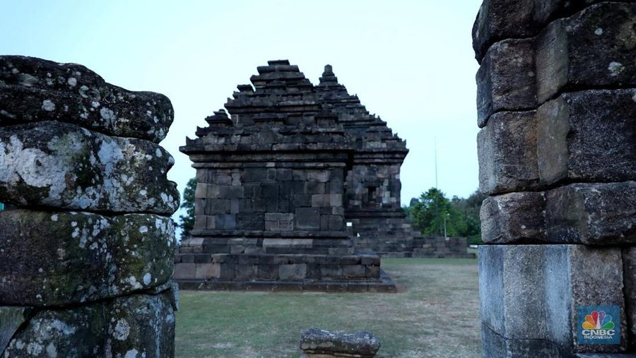 Sejumlah pengunjung mengabadikan situs warisan budaya Jogja di kawasan Dusun Groyokan, Desa Sambirejo, Kecamatan Prambanan, Kabupaten Sleman, Daerah Istimewa Yogyakarta, Jumat (27/6/2025). (CNBC Indonesia/Tri Susilo)