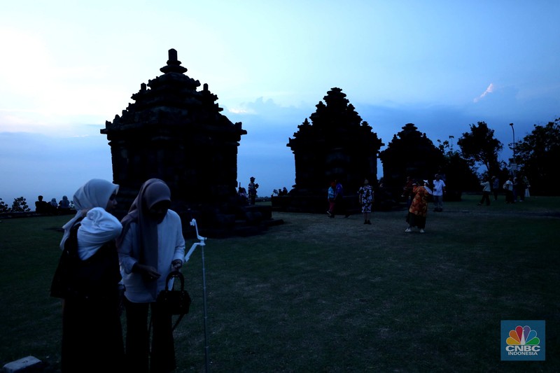 Sejumlah pengunjung mengabadikan situs warisan budaya Jogja di kawasan Dusun Groyokan, Desa Sambirejo, Kecamatan Prambanan, Kabupaten Sleman, Daerah Istimewa Yogyakarta, Jumat (27/6/2025). (CNBC Indonesia/Tri Susilo) Sejumlah pengunjung mengabadikan situs warisan budaya Jogja di kawasan Dusun Groyokan, Desa Sambirejo, Kecamatan Prambanan, Kabupaten Sleman, Daerah Istimewa Yogyakarta, Jumat (27/6/2025). (CNBC Indonesia/Tri Susilo)