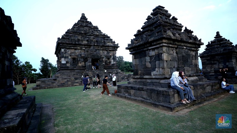 Sejumlah pengunjung mengabadikan situs warisan budaya Jogja di kawasan Dusun Groyokan, Desa Sambirejo, Kecamatan Prambanan, Kabupaten Sleman, Daerah Istimewa Yogyakarta, Jumat (27/6/2025). (CNBC Indonesia/Tri Susilo) Sejumlah pengunjung mengabadikan situs warisan budaya Jogja di kawasan Dusun Groyokan, Desa Sambirejo, Kecamatan Prambanan, Kabupaten Sleman, Daerah Istimewa Yogyakarta, Jumat (27/6/2025). (CNBC Indonesia/Tri Susilo)