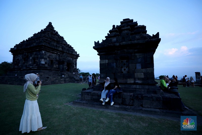 Sejumlah pengunjung mengabadikan situs warisan budaya Jogja di kawasan Dusun Groyokan, Desa Sambirejo, Kecamatan Prambanan, Kabupaten Sleman, Daerah Istimewa Yogyakarta, Jumat (27/6/2025). (CNBC Indonesia/Tri Susilo) Sejumlah pengunjung mengabadikan situs warisan budaya Jogja di kawasan Dusun Groyokan, Desa Sambirejo, Kecamatan Prambanan, Kabupaten Sleman, Daerah Istimewa Yogyakarta, Jumat (27/6/2025). (CNBC Indonesia/Tri Susilo)