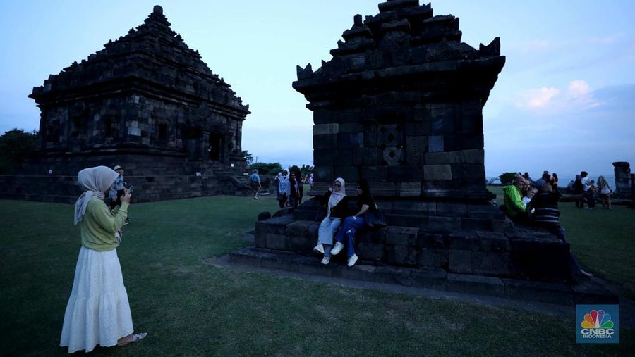 Sejumlah pengunjung mengabadikan situs warisan budaya Jogja di kawasan Dusun Groyokan, Desa Sambirejo, Kecamatan Prambanan, Kabupaten Sleman, Daerah Istimewa Yogyakarta, Jumat (27/6/2025). (CNBC Indonesia/Tri Susilo)
