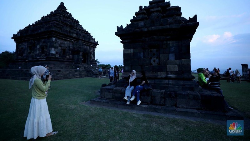 Sejumlah pengunjung mengabadikan situs warisan budaya Jogja di kawasan Dusun Groyokan, Desa Sambirejo, Kecamatan Prambanan, Kabupaten Sleman, Daerah Istimewa Yogyakarta, Jumat (27/6/2025). (CNBC Indonesia/Tri Susilo)
