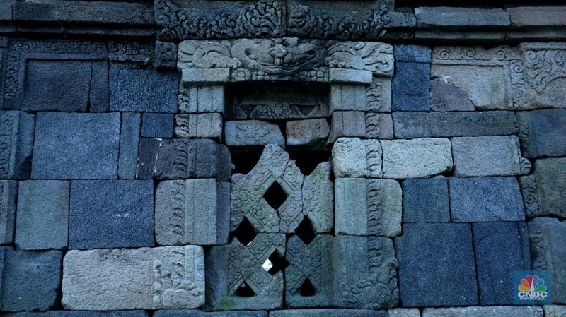 Sejumlah pengunjung mengabadikan situs warisan budaya Jogja di kawasan Dusun Groyokan, Desa Sambirejo, Kecamatan Prambanan, Kabupaten Sleman, Daerah Istimewa Yogyakarta, Jumat (27/6/2025). (CNBC Indonesia/Tri Susilo)