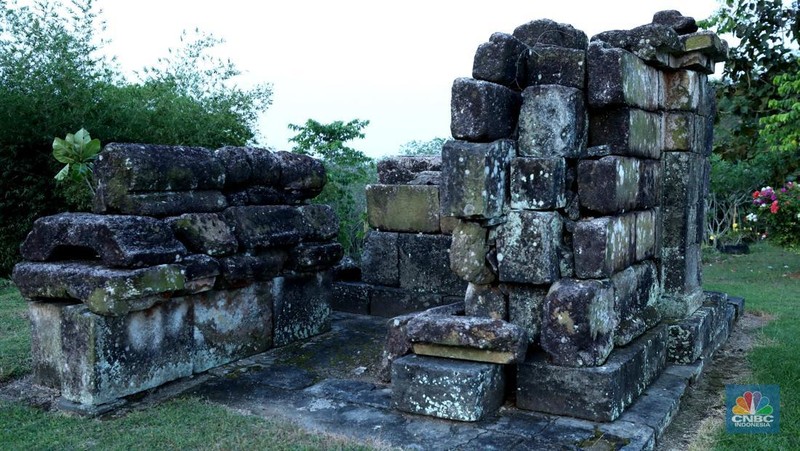 Sejumlah pengunjung mengabadikan situs warisan budaya Jogja di kawasan Dusun Groyokan, Desa Sambirejo, Kecamatan Prambanan, Kabupaten Sleman, Daerah Istimewa Yogyakarta, Jumat (27/6/2025). (CNBC Indonesia/Tri Susilo)