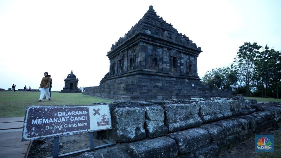 Sejumlah pengunjung mengabadikan situs warisan budaya Jogja di kawasan Dusun Groyokan, Desa Sambirejo, Kecamatan Prambanan, Kabupaten Sleman, Daerah Istimewa Yogyakarta, Jumat (27/6/2025). (CNBC Indonesia/Tri Susilo)
