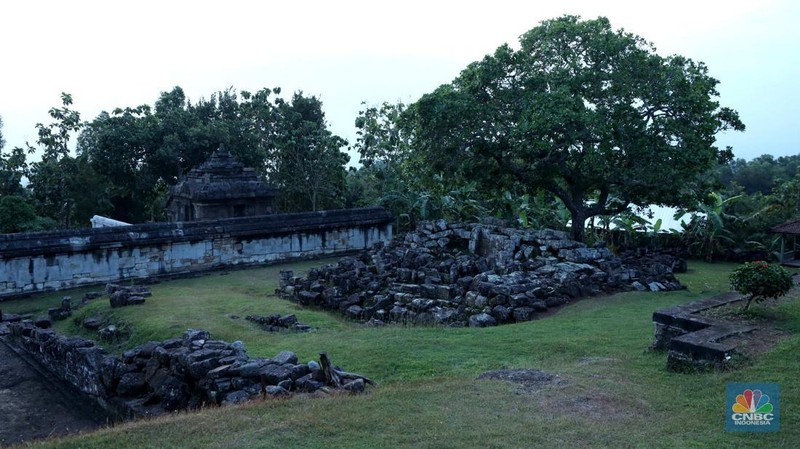 Sejumlah pengunjung mengabadikan situs warisan budaya Jogja di kawasan Dusun Groyokan, Desa Sambirejo, Kecamatan Prambanan, Kabupaten Sleman, Daerah Istimewa Yogyakarta, Jumat (27/6/2025). (CNBC Indonesia/Tri Susilo)