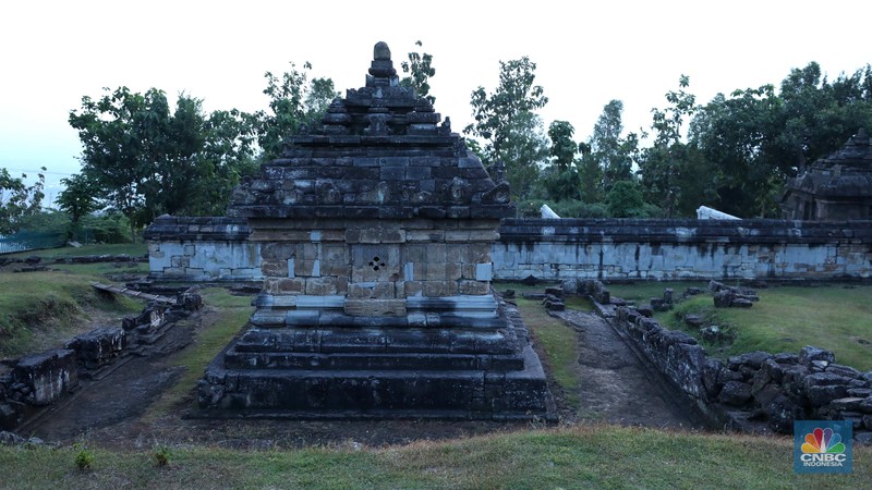 Sejumlah pengunjung mengabadikan situs warisan budaya Jogja di kawasan Dusun Groyokan, Desa Sambirejo, Kecamatan Prambanan, Kabupaten Sleman, Daerah Istimewa Yogyakarta, Jumat (27/6/2025). (CNBC Indonesia/Tri Susilo) Sejumlah pengunjung mengabadikan situs warisan budaya Jogja di kawasan Dusun Groyokan, Desa Sambirejo, Kecamatan Prambanan, Kabupaten Sleman, Daerah Istimewa Yogyakarta, Jumat (27/6/2025). (CNBC Indonesia/Tri Susilo)