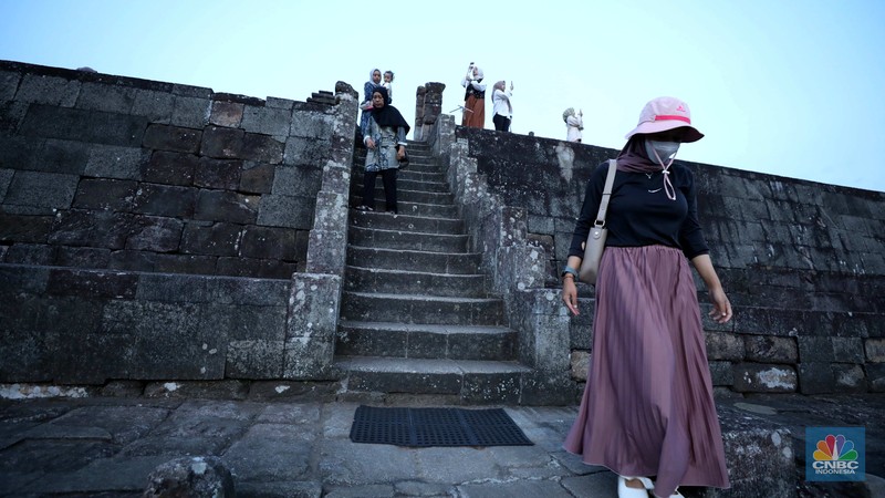 Sejumlah pengunjung mengabadikan situs warisan budaya Jogja di kawasan Dusun Groyokan, Desa Sambirejo, Kecamatan Prambanan, Kabupaten Sleman, Daerah Istimewa Yogyakarta, Jumat (27/6/2025). (CNBC Indonesia/Tri Susilo) Sejumlah pengunjung mengabadikan situs warisan budaya Jogja di kawasan Dusun Groyokan, Desa Sambirejo, Kecamatan Prambanan, Kabupaten Sleman, Daerah Istimewa Yogyakarta, Jumat (27/6/2025). (CNBC Indonesia/Tri Susilo)