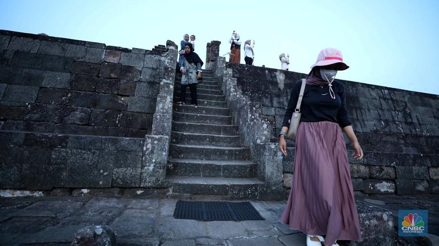 Sejumlah pengunjung mengabadikan situs warisan budaya Jogja di kawasan Dusun Groyokan, Desa Sambirejo, Kecamatan Prambanan, Kabupaten Sleman, Daerah Istimewa Yogyakarta, Jumat (27/6/2025). (CNBC Indonesia/Tri Susilo)